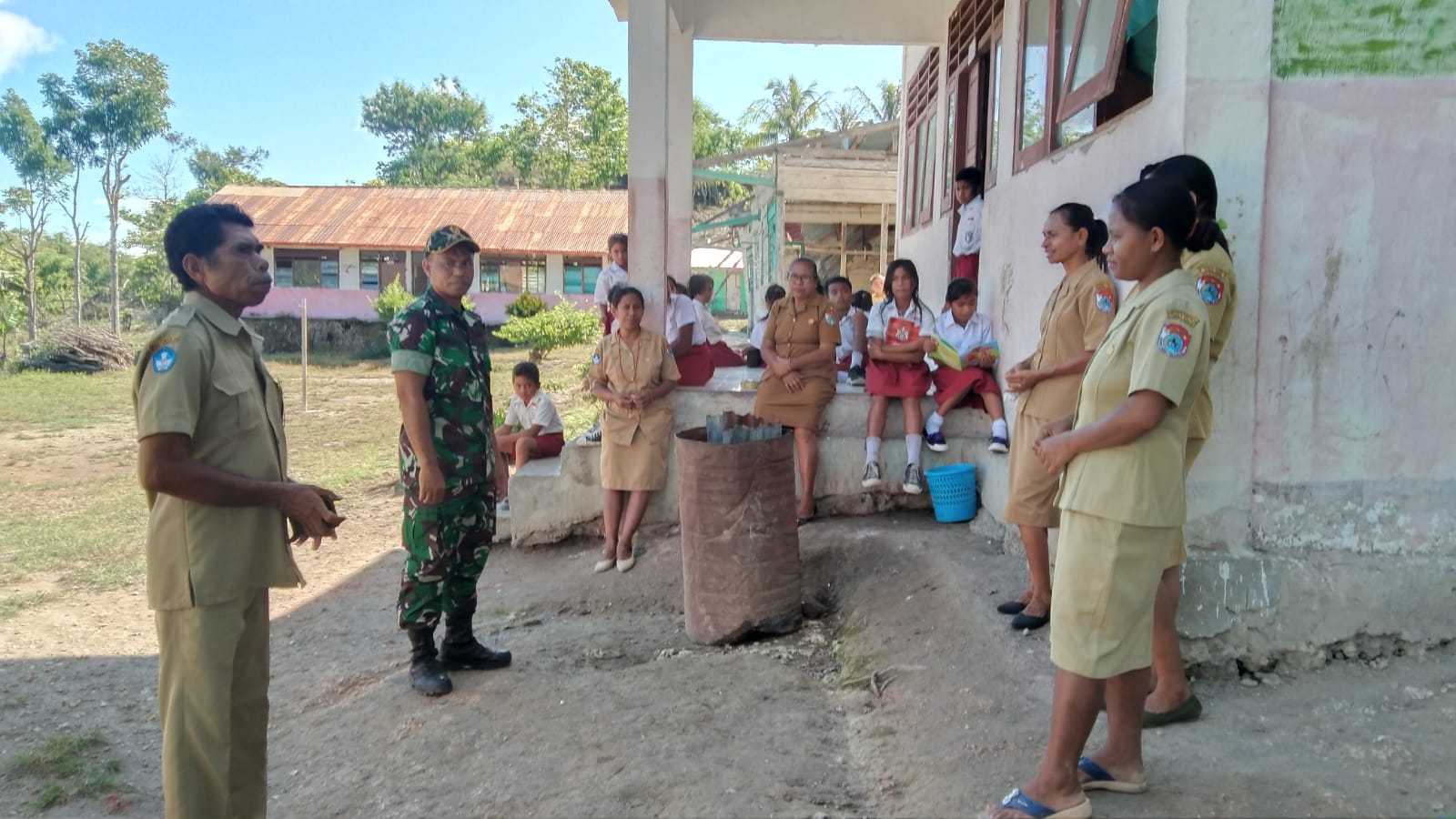 Peduli Pendidikan, Babinsa Koramil 02/Rindi Umalulu Komsos Dengan Kepala Sekolah Dan Para Guru SD Inpres Hiliwuku