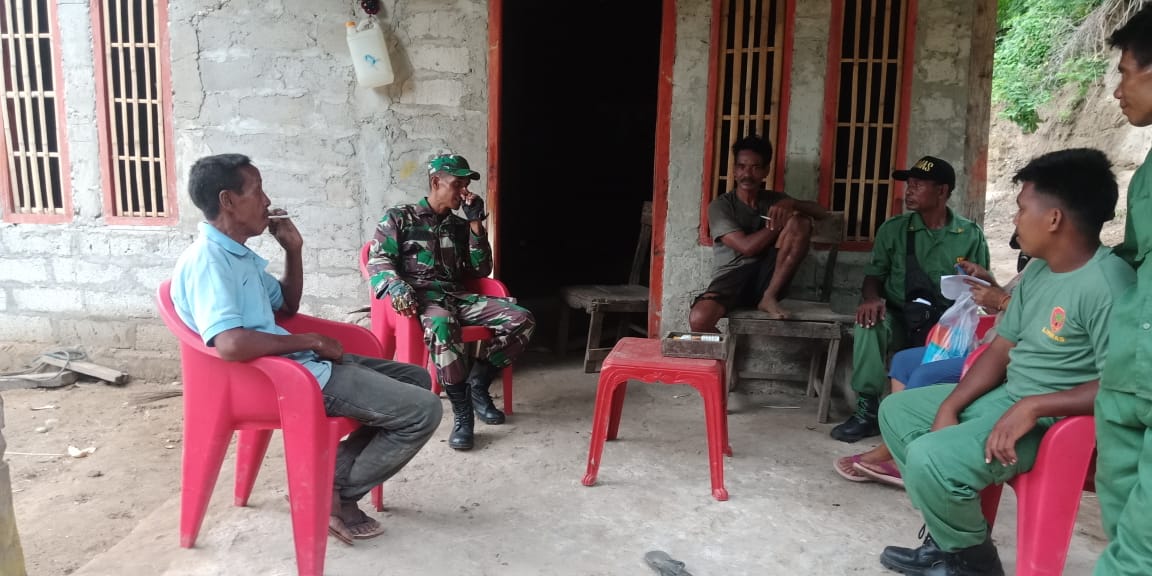 Babinsa Sertu Wens Soge Ajak Linmas Tingkatkan Keamanan