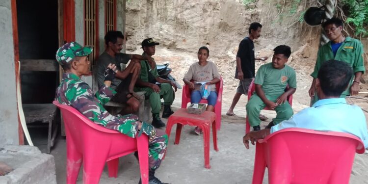 Babinsa Sertu Wens Soge Ajak Linmas Tingkatkan Keamanan