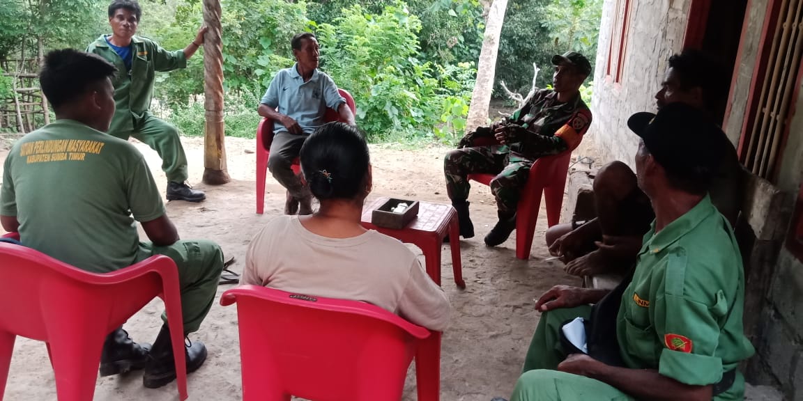 Babinsa Sertu Wens Soge Ajak Linmas Tingkatkan Keamanan