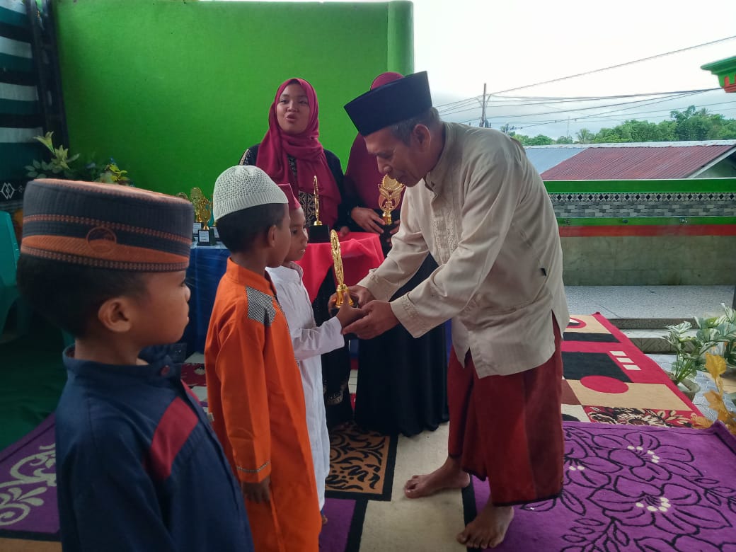 Penerimaan Hadiah Sekaligus Penutupan Lomba dan Buka Puasa BersamaPenerimaan Hadiah Sekaligus Penutupan Lomba dan Buka Puasa Bersama