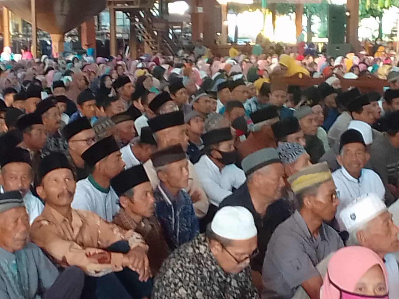 Wisata Edukasi Kampung Coklat Bagikan THR Bagi Ribuan Jamaah Pengajian Rutin Sabtu Pagi