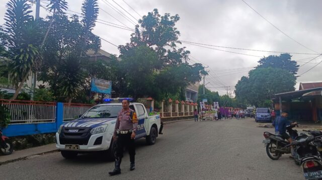 Pengawalan dan Pengaturan Lalulintas Pawai Karnaval Hari Paskah Oleh Satlantas Polres Sumba Barat