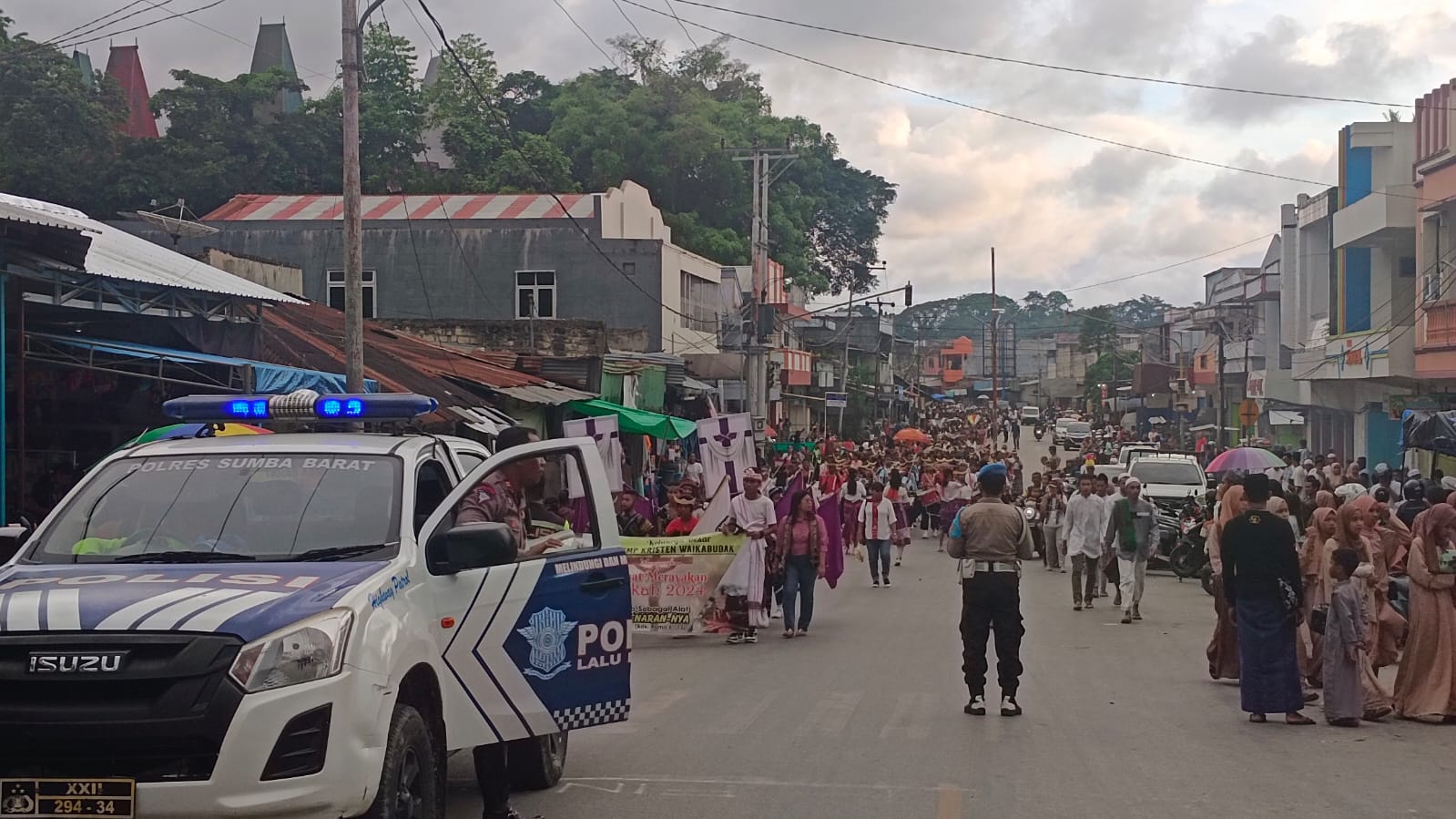 Pengawalan dan Pengaturan Lalulintas Pawai Karnaval Hari Paskah Oleh Satlantas Polres Sumba Barat