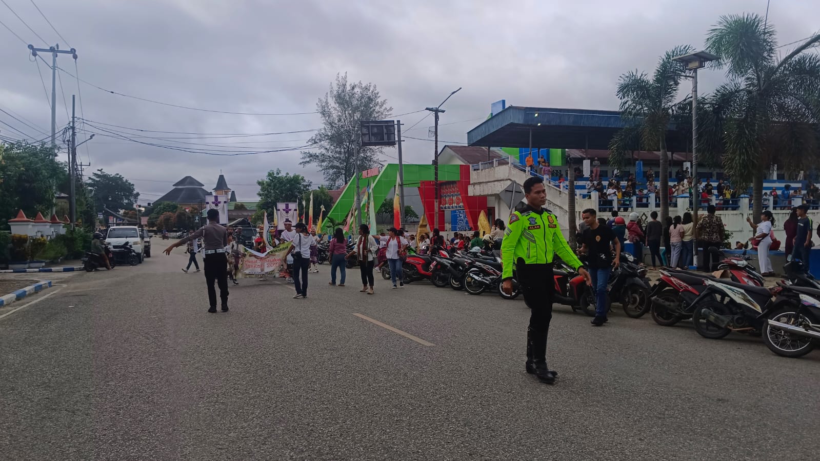 Pengawalan dan Pengaturan Lalulintas Pawai Karnaval Hari Paskah Oleh Satlantas Polres Sumba Barat