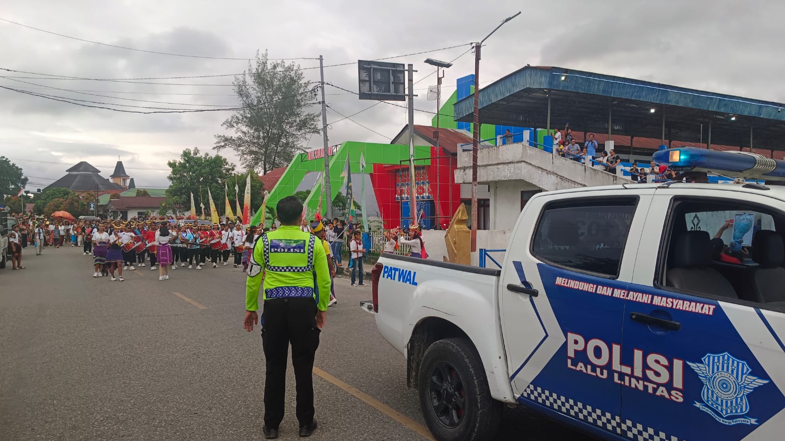 Pengawalan dan Pengaturan Lalulintas Pawai Karnaval Hari Paskah Oleh Satlantas Polres Sumba Barat