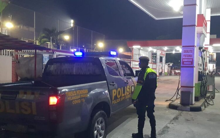 Pantau Distribusi BBM di SPBU Baru Illir oleh Polsek Kota Balikpanan Barat