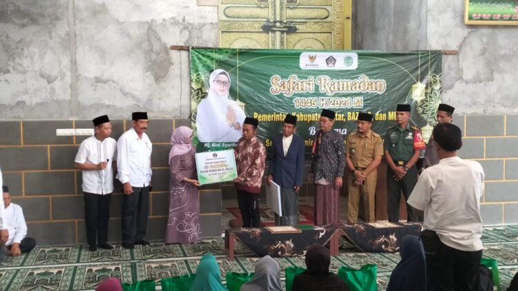 Bupati Blitar Rini Syarifah Safari Gelar Ramadan Di Wates, Berikan Bantuan Dan Ajak Jaga Kerukunan Bupati Blitar Rini Syarifah Safari Gelar Ramadan Di Wates, Berikan Bantuan Dan Ajak Jaga Kerukunan