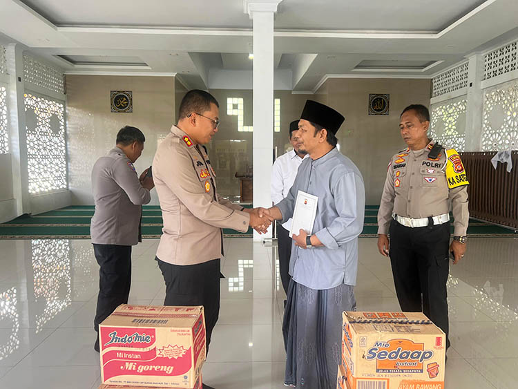 Jumat Berkah, Polres Tasikmalaya Kota Berikan Paket Sembako di Pesantren Lembur Cahaya