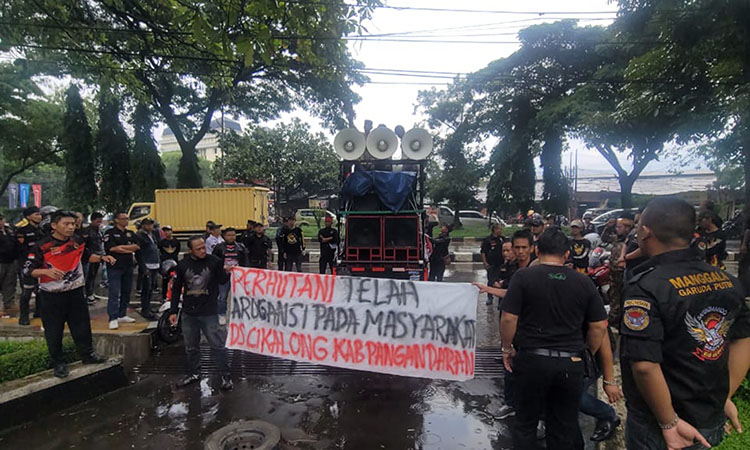 Puluhan Ormas Manggala Garuda Putih Demo Kantor Perum Perhutani Divisi Regional Jawa Barat