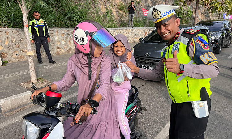 Operasi Keselamatan, Satlantas Polres Mabar Bagi-Bagi Takjil di Labuan Bajo