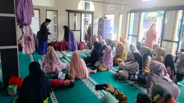 DKM Masjid Usman Bin Affan Desa Dawagung, Gelar Santunan Dan Berbagi Sembako, Ini Harapan Kepala Desa !!!