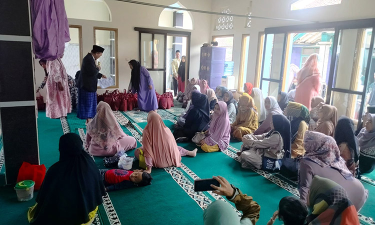 DKM Masjid Usman Bin Affan Desa Dawagung, Gelar Santunan Dan Berbagi Sembako, Ini Harapan Kepala Desa !!!