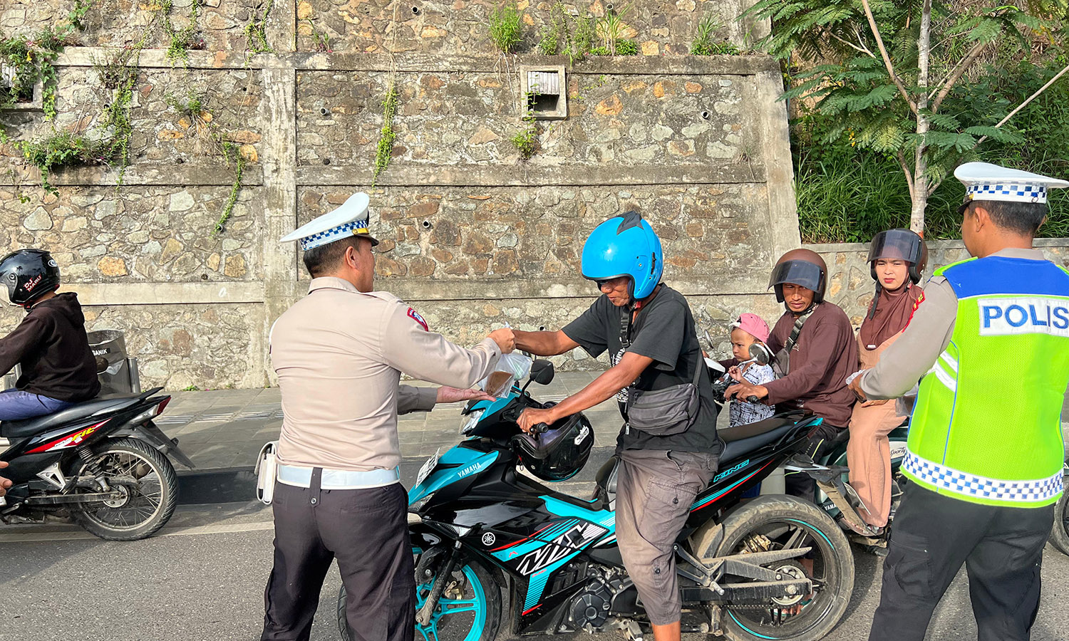 Operasi Keselamatan, Satlantas Polres Mabar Bagi-Bagi Takjil di Labuan Bajo