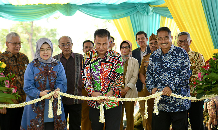 Bey Machmudin Optimistis Rumah Sakit Unpad Hadirkan Pelayanan Kesehatan Berdasarkan Riset Bey Machmudin Optimistis Rumah Sakit Unpad Hadirkan Pelayanan Kesehatan Berdasarkan Riset
