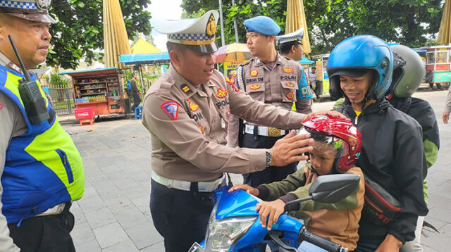 Operasi Keselamatan Lodaya 2024 Polres Tasikmalaya Kota, Jelang Ramadhan Bagikan Helm Gratis dan Sampaikan Himbauan Tertib Berlalulintas