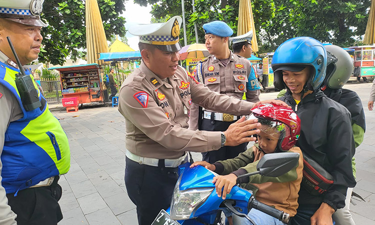 Operasi Keselamatan Lodaya 2024 Polres Tasikmalaya Kota, Jelang Ramadhan Bagikan Helm Gratis dan Sampaikan Himbauan Tertib Berlalulintas