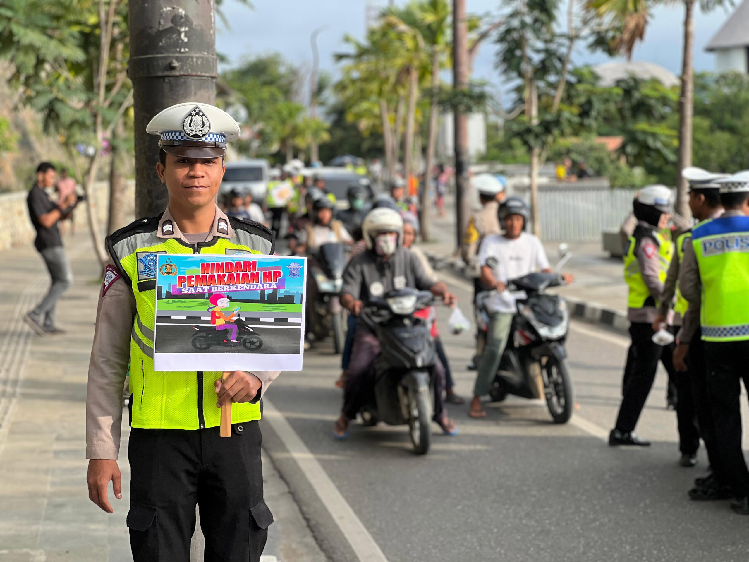 Operasi Keselamatan, Satlantas Polres Mabar Bagi-Bagi Takjil di Labuan Bajo