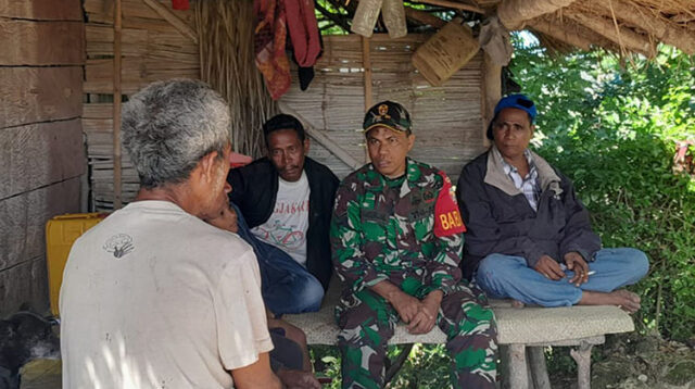 Komsos Dengan Warga, Babinsa Serda Syamsurijal juga Rutin Pantau Wilayah Binaan