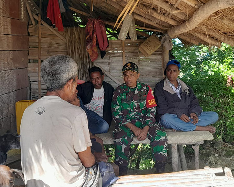 Komsos Dengan Warga, Babinsa Serda Syamsurijal juga Rutin Pantau Wilayah Binaan