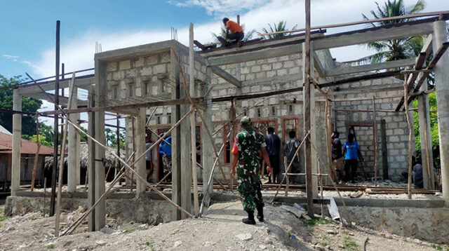 Sinergi TNI Bersama Rakyat, Babinsa Bantu Bangun Rumah Warga
