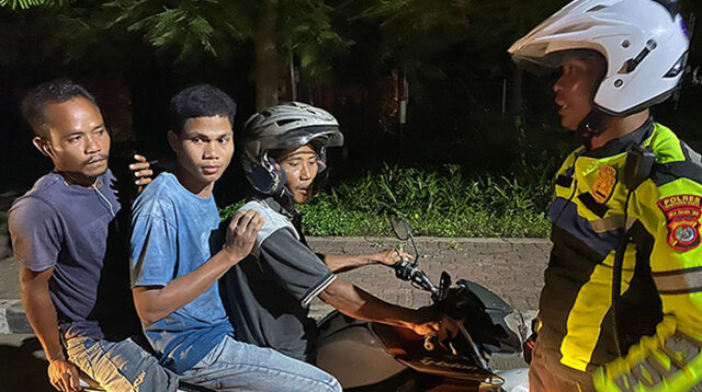 Patroli Malam, Polisi Hentikan Pengendara Sepeda Motor Nekat Bonceng Tiga