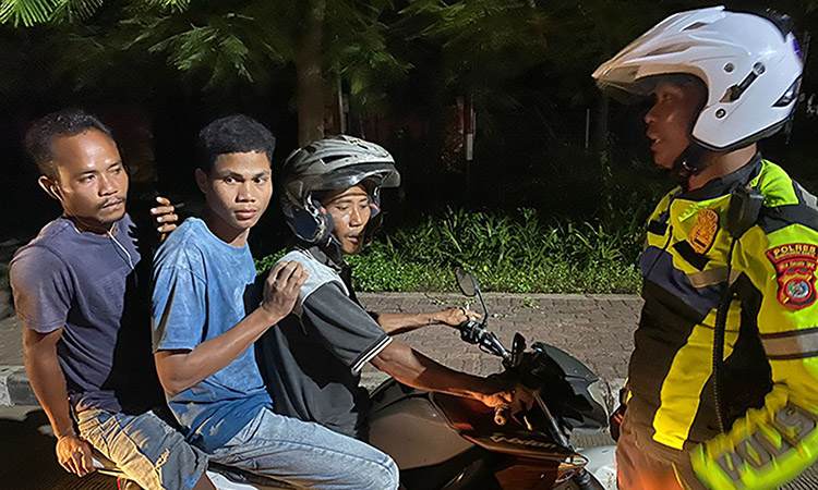 Patroli Malam, Polisi Hentikan Pengendara Sepeda Motor Nekat Bonceng Tiga