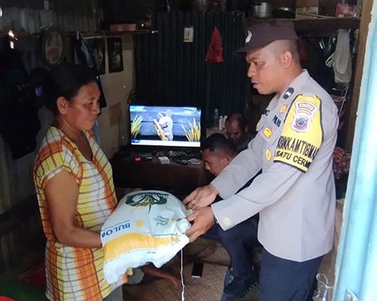 Peduli Korban Laka Lantas, Polres Mabar Bersama Pemdes Batu Cermin Berikan Tali Asih