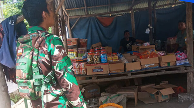 Pastikan Harga Sembako Stabil, Babinsa Karera Pantau Harga Sembako Di Pasar Tradisional Hambawutang