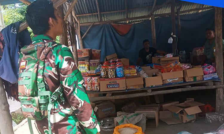 Pastikan Harga Sembako Stabil, Babinsa Karera Pantau Harga Sembako Di Pasar Tradisional Hambawutang