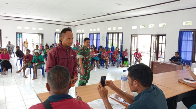 Pastikan Tepat Sasaran, Babinsa Tabundung Dampingi Penyaluran Bansos