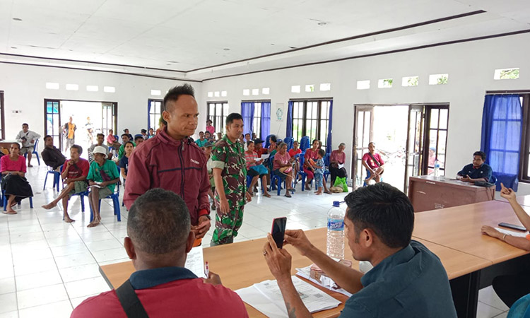 Pastikan Tepat Sasaran, Babinsa Tabundung Dampingi Penyaluran Bansos