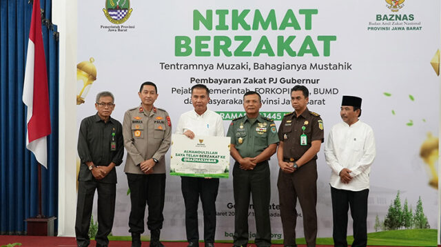 Bey Machmudin Bayar Zakat via Baznas