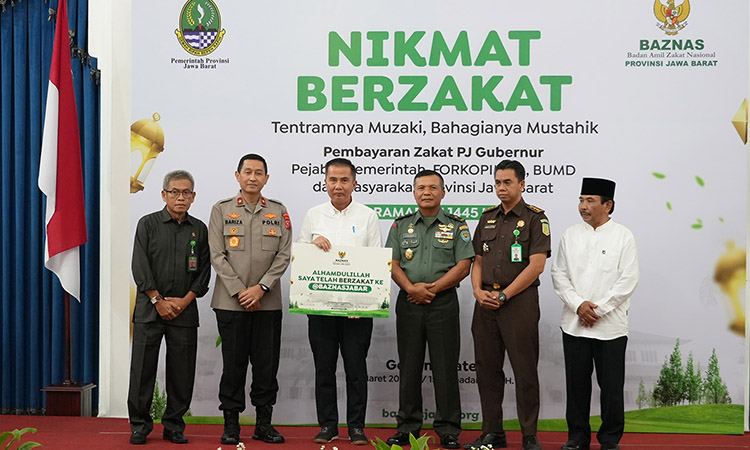 Bey Machmudin Bayar Zakat via Baznas