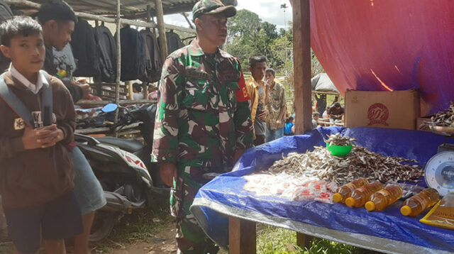 Babinsa Koramil 02 Rindi Umalulu Monitoring Harga Sembako di Pasar Tradisional