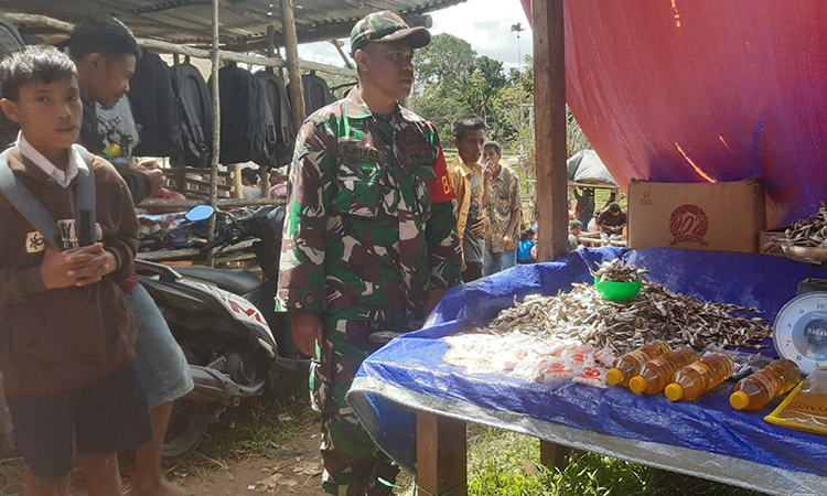 Babinsa Koramil 02 Rindi Umalulu Monitoring Harga Sembako di Pasar Tradisional