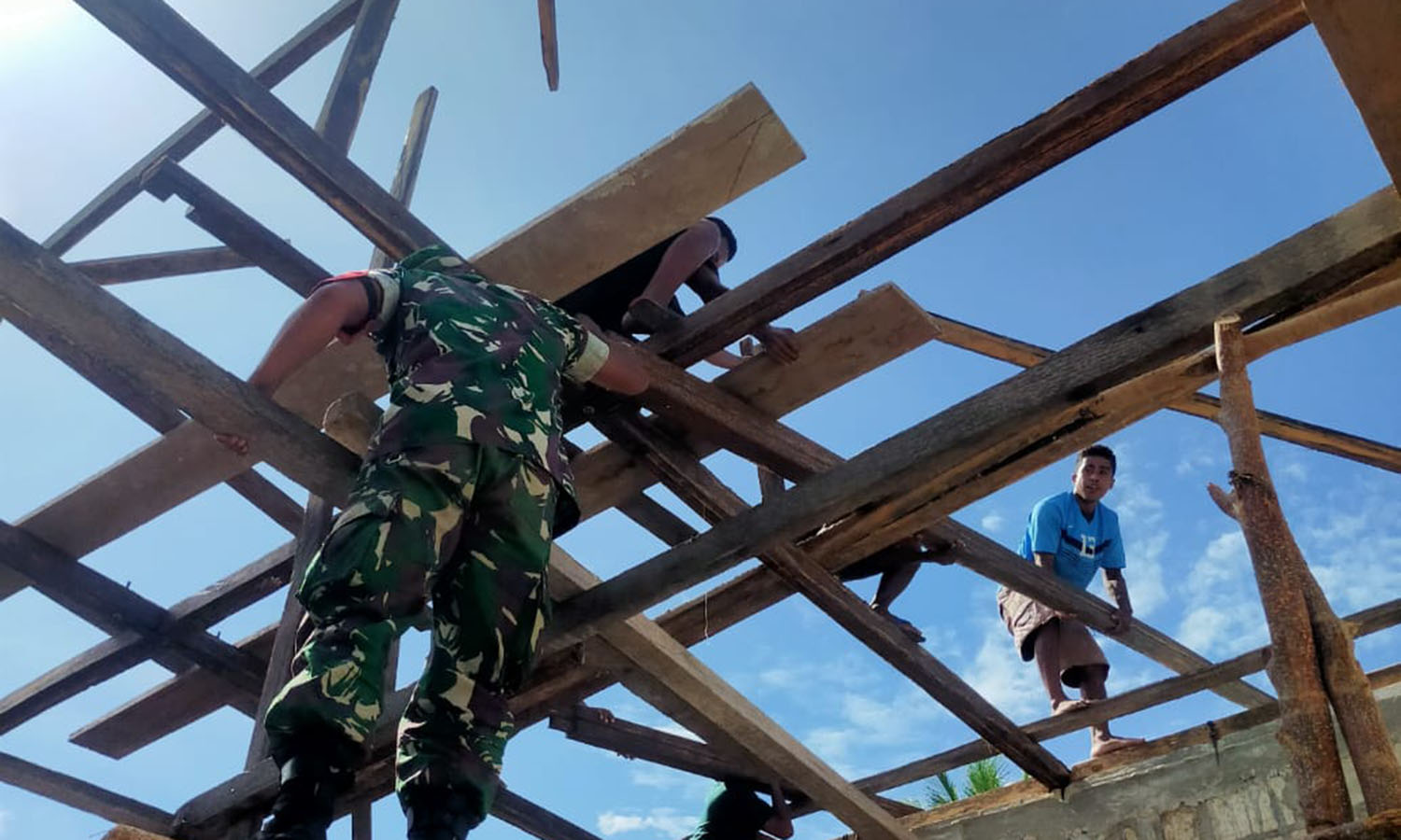 Sinergi TNI Bersama Rakyat, Babinsa Bantu Bangun Rumah Warga