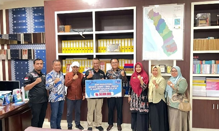 Pimca Bank Nagari Painan Helfi Yandrika : Bantuan Rp 50 Juta, Diharapkan Dapat Meringankan Beban Masyarakat Yang Terkena Dan Terdampak Bencana Banjir Dan Longsor"