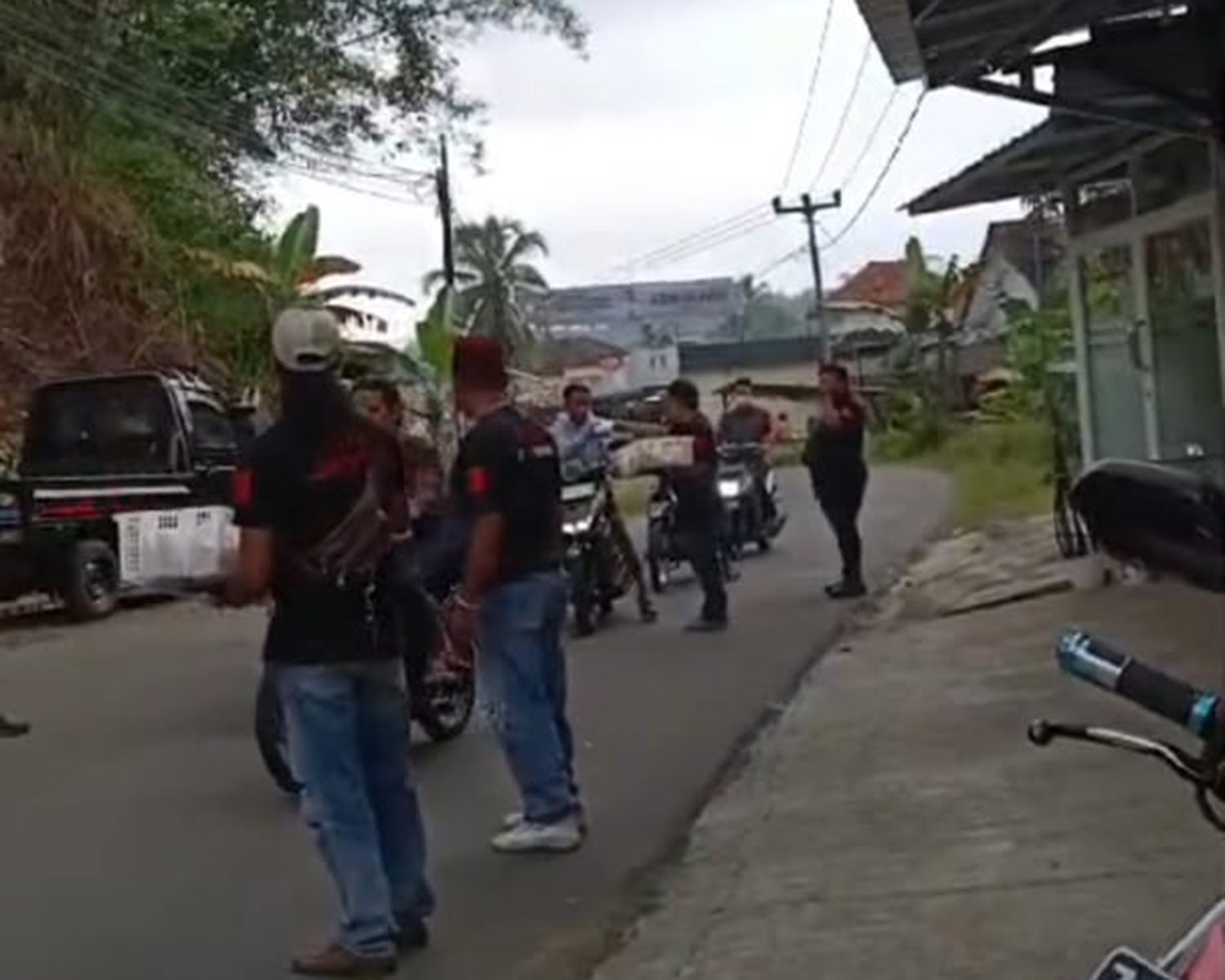 Bagi 500 Takjil Gema Puasa Ramadhan, Wujud Kepedulian PAC GRIB JAYA Gunungtanjung