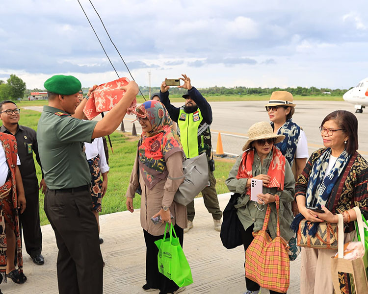 Dandim Turut Sambut Kedatangan Ketua Bidang Promosi Dan Humas Dekranas di Bandara UMK