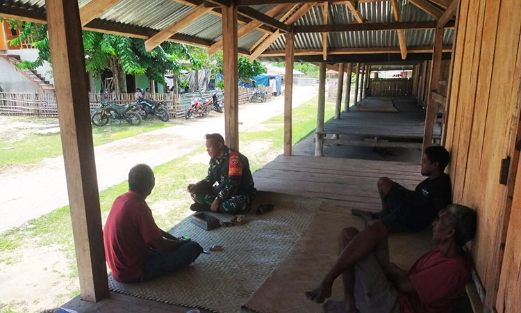 Jalin Silaturahmi Dan Kedekatan Dengan Warga, Babinsa Pahunga Lodu Kunjungan ke Rumah Warga