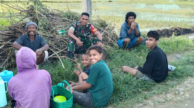Melalui Komsos, Babinsa Serda I Nengah Berikan Motivasi Kepada Petani