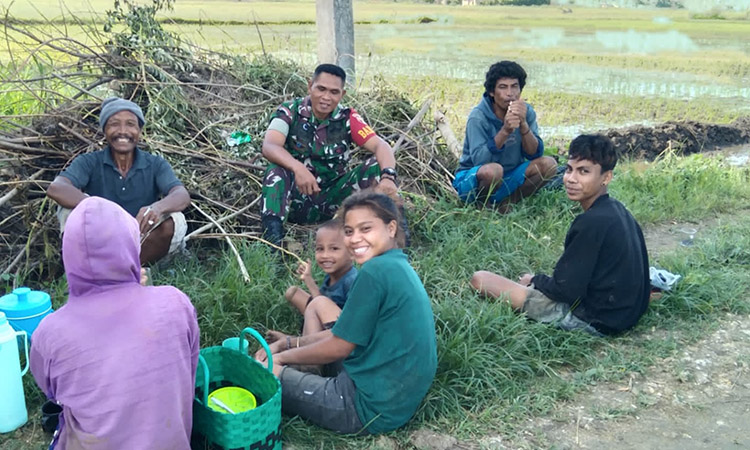 Melalui Komsos, Babinsa Serda I Nengah Berikan Motivasi Kepada Petani