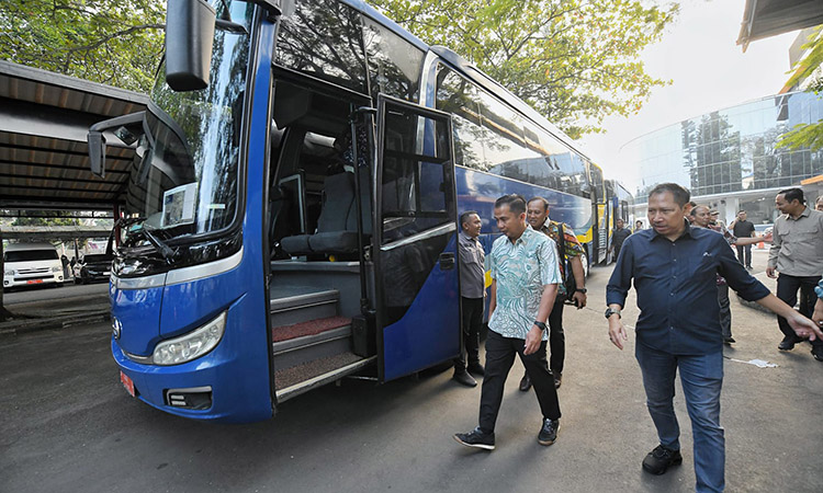 Friday Car Free Bey Machmudin Ngantor ke Gedung Sate Naik Bus Bersama Pegawai