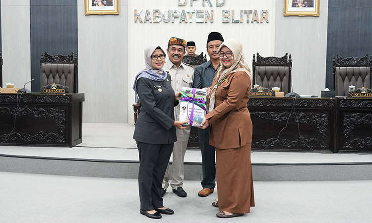 DPRD Kabupaten Blitar Gelar Rapat Paripurna Dengan Agenda Penyerahan Pokir DPRD Tahun Anggaran 2025 DPRD Kabupaten Blitar Gelar Rapat Paripurna Dengan Agenda Penyerahan Pokir DPRD Tahun Anggaran 2025