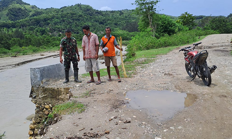 Babinsa Koramil 06/Karera Monitoring Banjir Akibat Hujan Deras