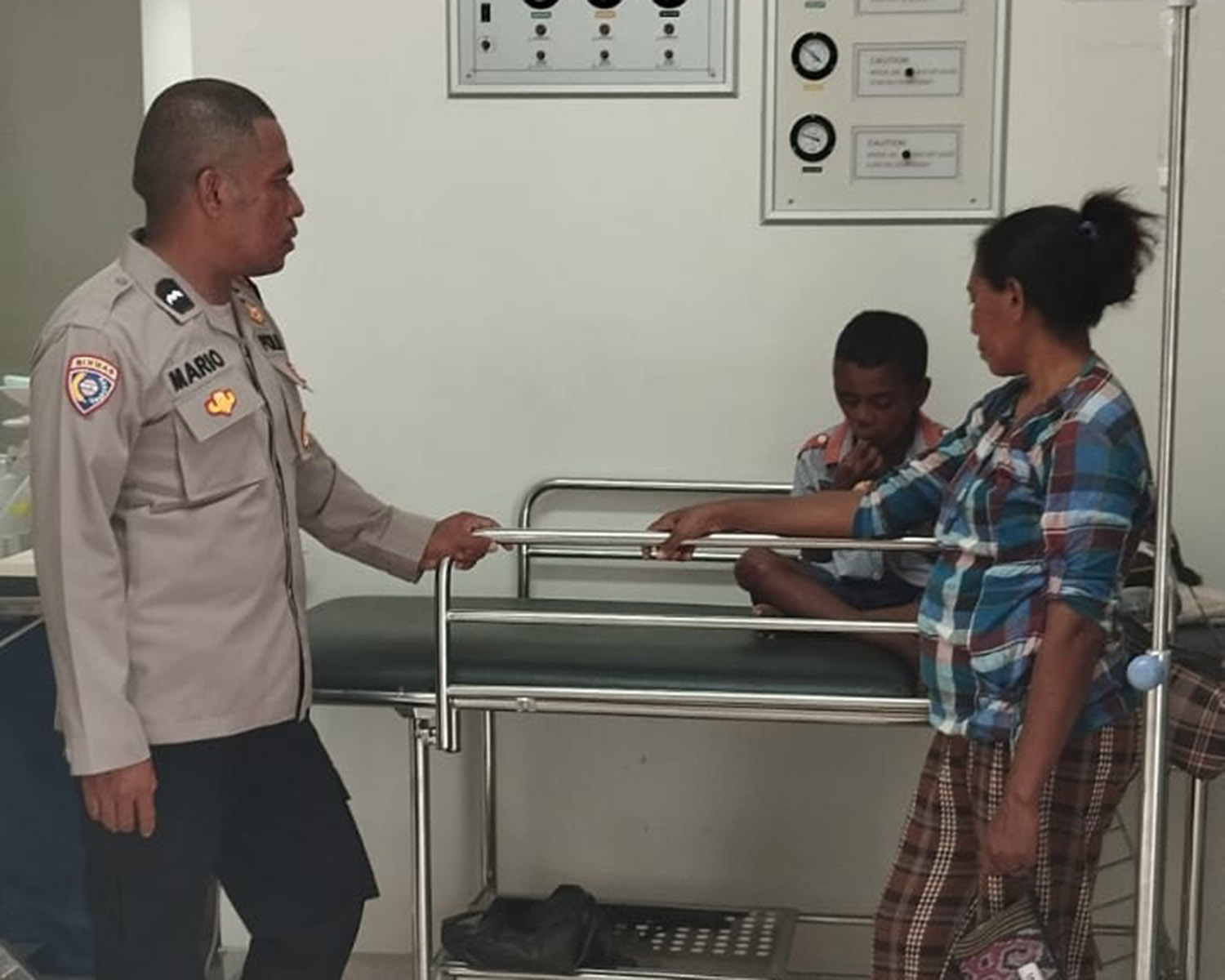 Peduli Korban Laka Lantas, Polres Mabar Bersama Pemdes Batu Cermin Berikan Tali Asih