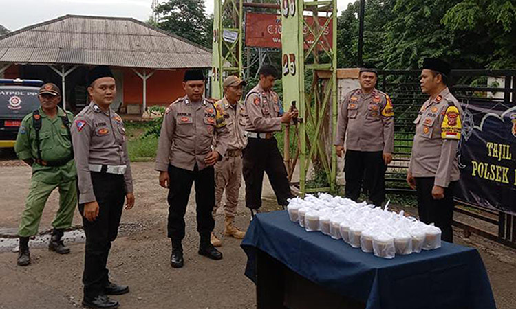 ssKapolsek Kotabaru Berikan Takjil Gratis Kepada Warga yang Melintas Kapolsek Kotabaru Berikan Takjil Gratis Kepada Warga yang Melintas