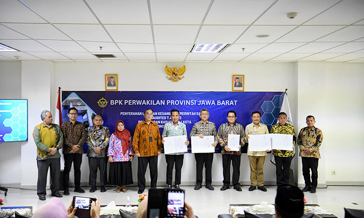 Bey Machmudin Serahkan LKPD "Unaudited" ke BPK RI Diharapkan Jabar Meraih WTP ke-13 Kali