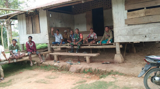 Cuaca Tidak Menentu, Babinsa Menghimbau Warga Tetap Waspada Dan Menjaga Faktor Keamanan Dalam Beraktivitas